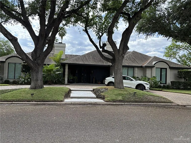 2300 SE Greenbriar Sq — Photo 1