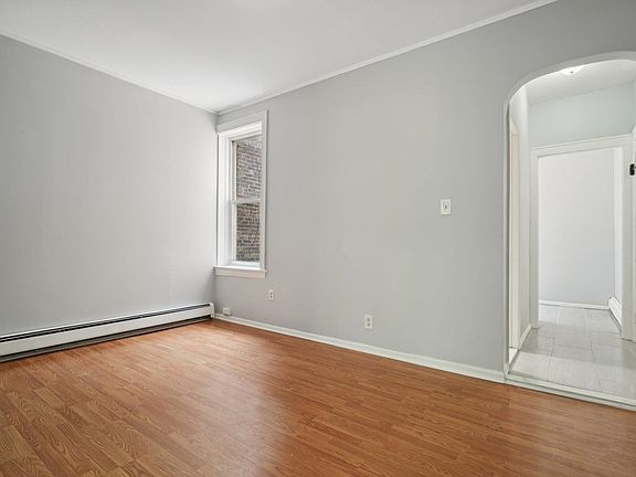 5th image of 221 Mallory Ave #1