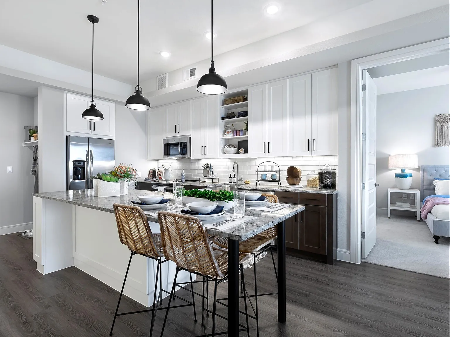 AMLI Lakeline — Photo 1