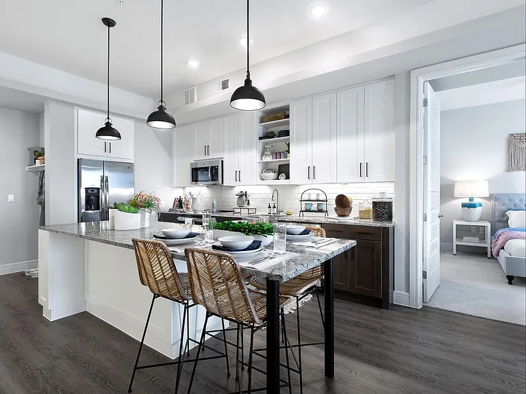 AMLI Lakeline — Photo 1