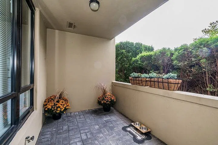 2 bed, 760 sqft, $2,400 — Photo 2