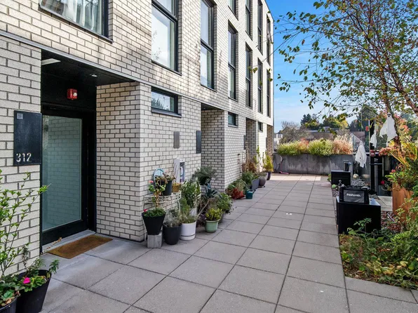1647 E Pender St #312, Vancouver, BC V5L 1W2