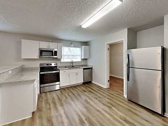 3rd image of 825 Livingston Dr