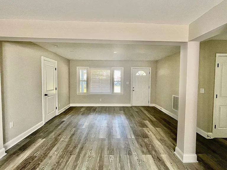 115 S Oak St — Photo 3