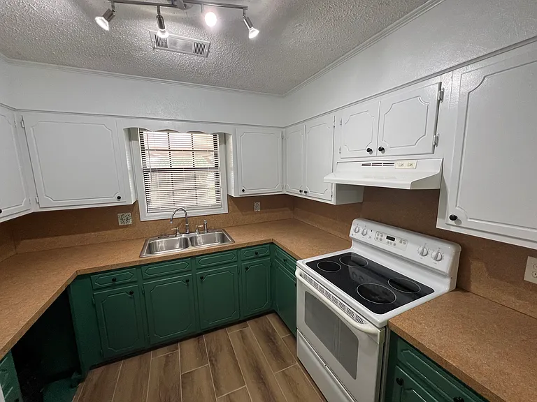 38 Colonial Dr #B — Photo 3