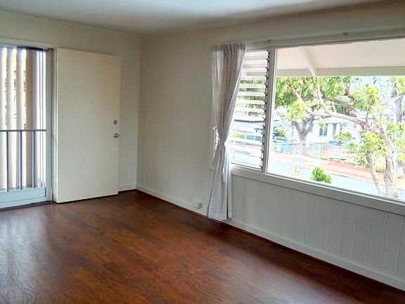 Living room, picture window with view to mountains