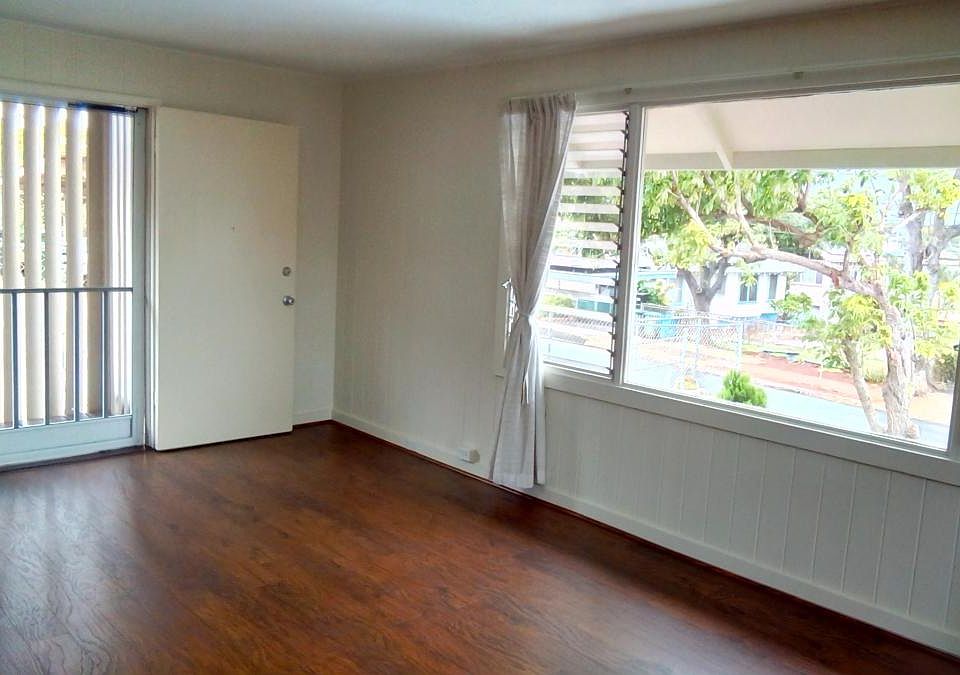 Living room, picture window with view to mountains