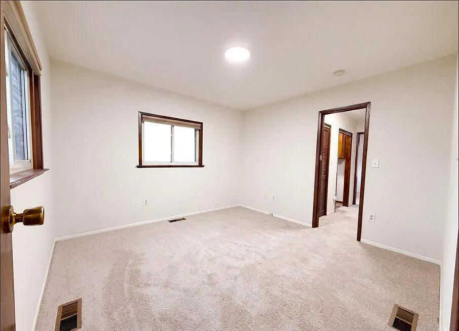 2 bed, 1.0 bath, 1856 sqft, $1,150 — Photo 4