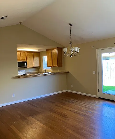 E Acacia St — Photo 4