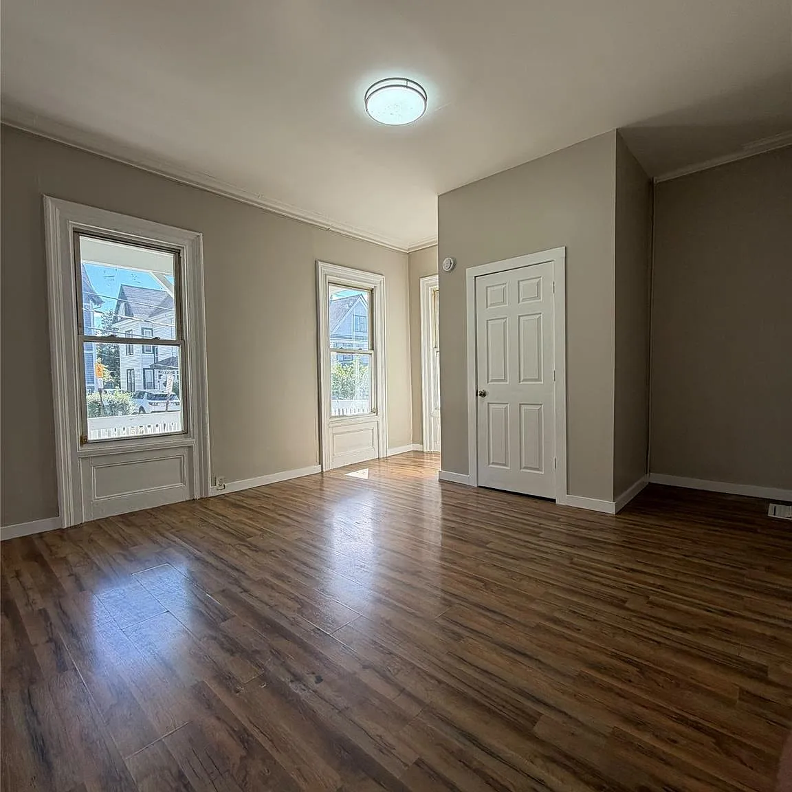 3 bed, 1.0 bath, 1200 sqft, $2,200 — Photo 2