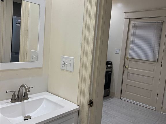 5th image of 3943 Elsmere Ave #1R