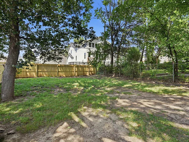 2208 W 48th St — Photo 13