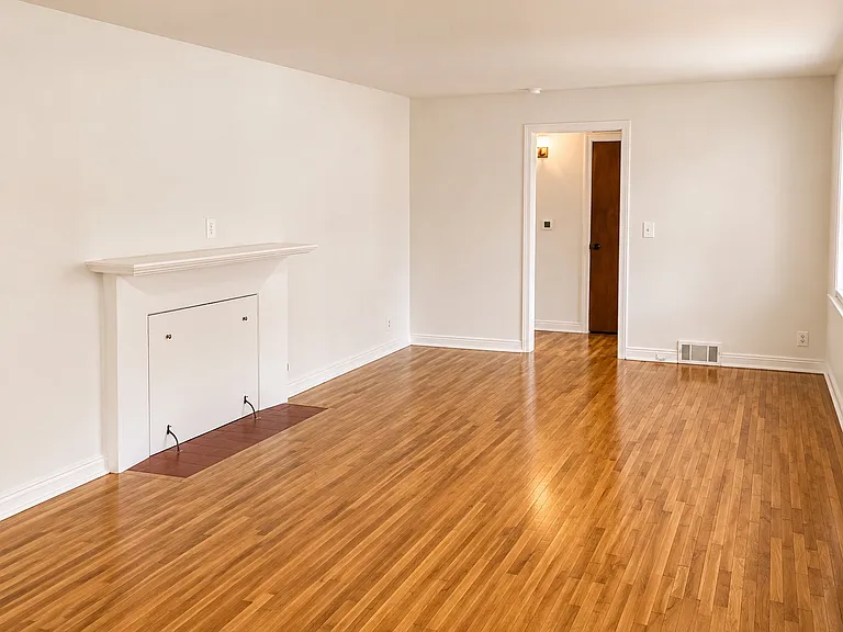433 W Adams St — Photo 2