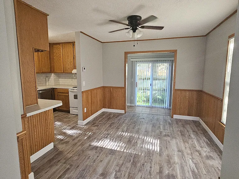 542 Broadway St E — Photo 5