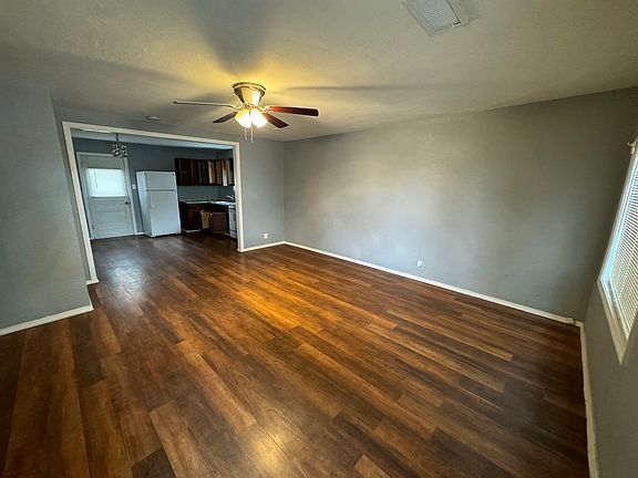 3rd image of 1008 W Dallas Ave