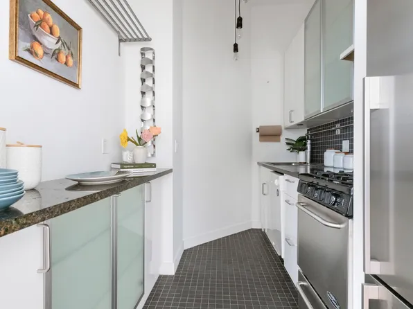 689 Ft Washington Avenue image 5 of 8