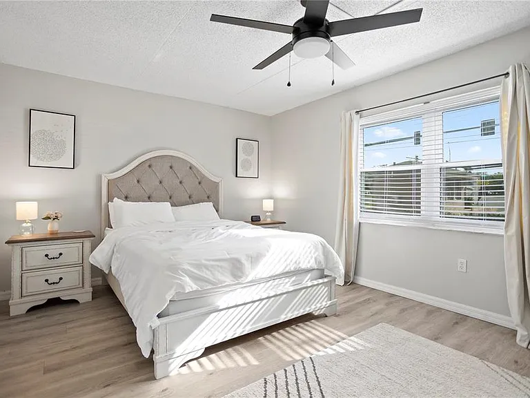 1154 Paseo Del Sol #B — Photo 10