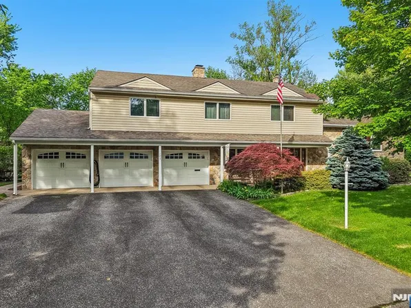 123 Midwood Rd, Paramus, NJ 07652
