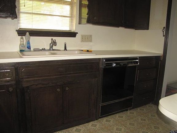 4th image of 2609 Larkspur Ln