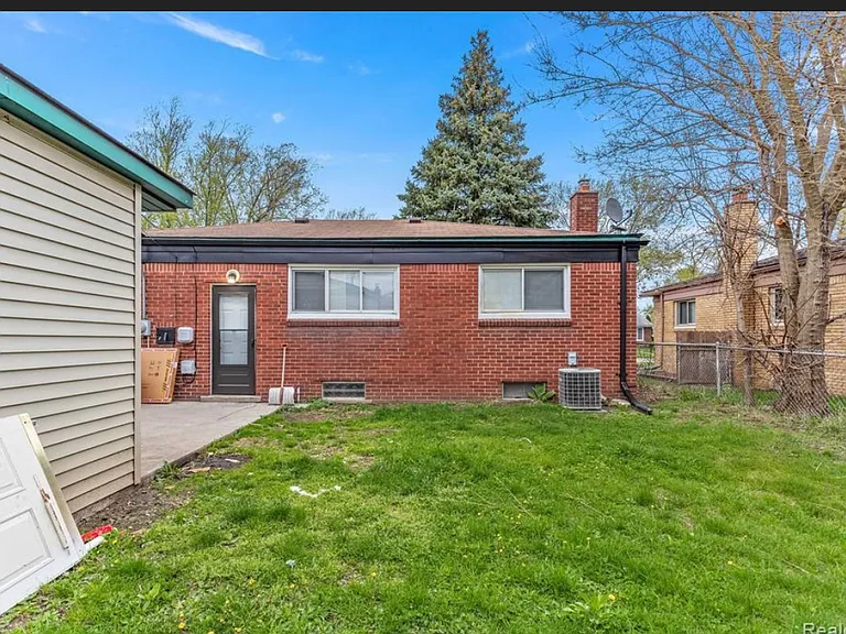33151 Florence St — Photo 18