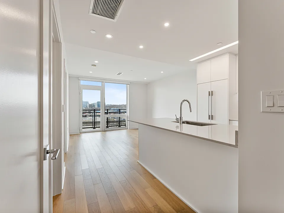 37 L St SE #406