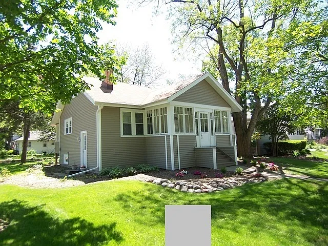 319 W School St photo 1
