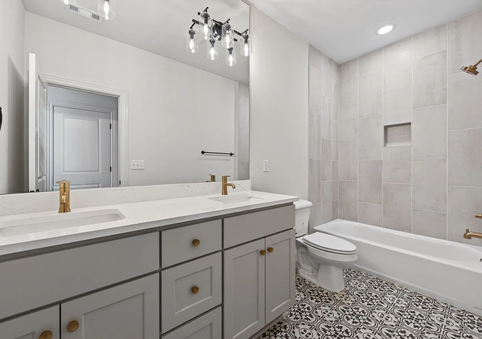 Sophisticated 4-Bedroom Home with Main-Level Primary Suite in Evening Star — Photo 2