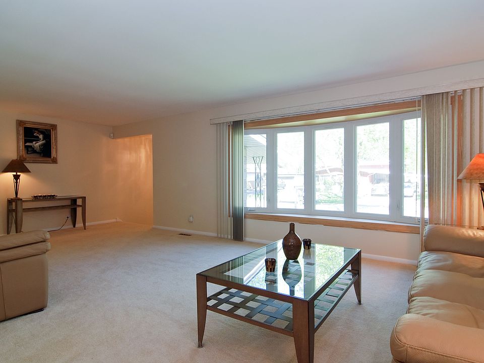 1st image of 400 W Holly Ct