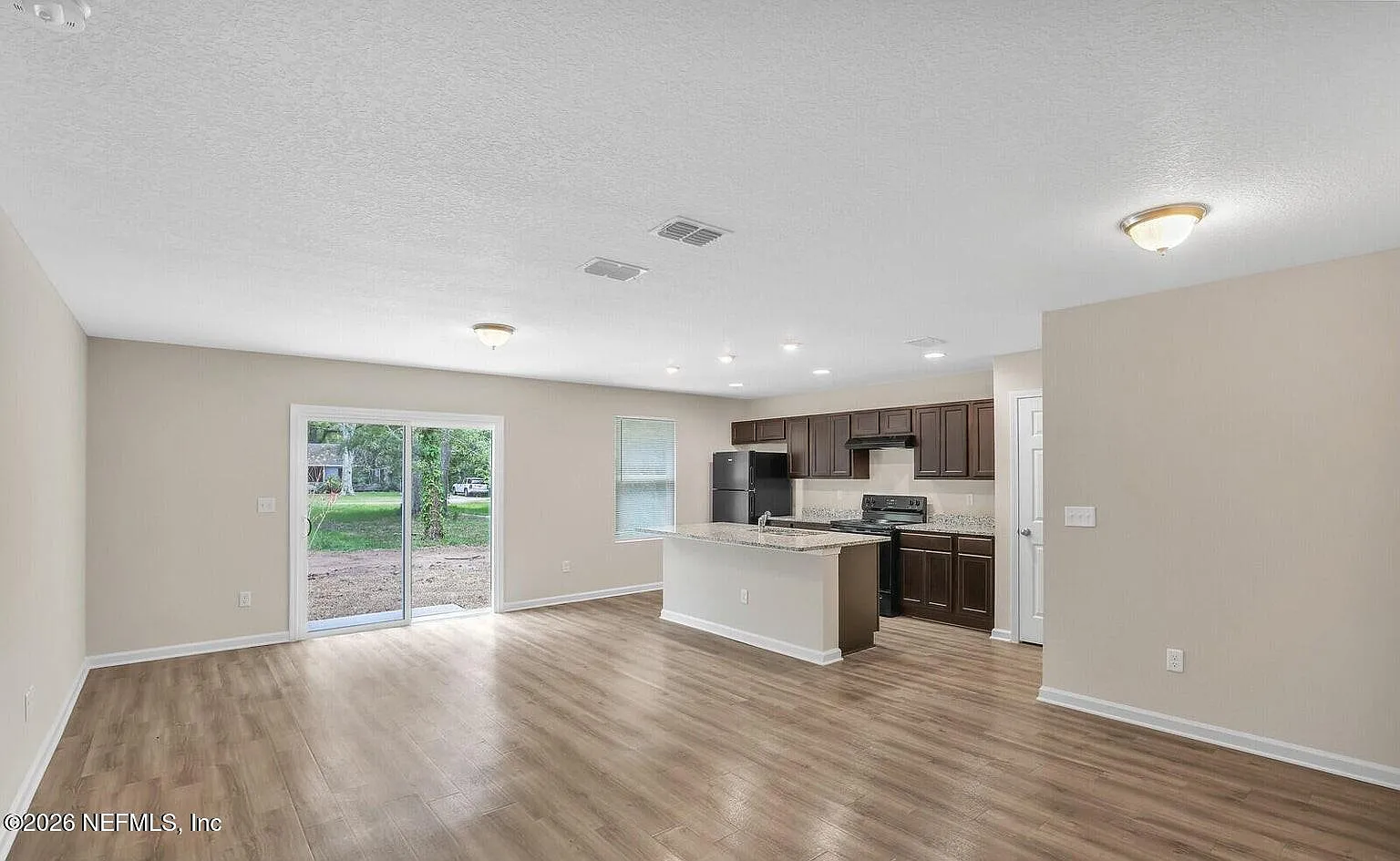 3 bed, 2.0 bath, 1209 sqft, $2,100 — Photo 3