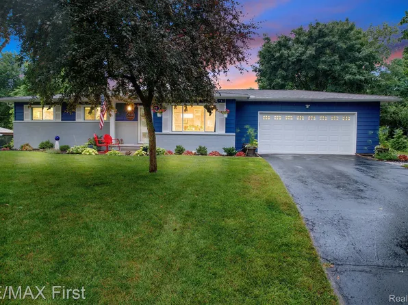 2530 Freeman Dr, Lake Orion, MI 48360