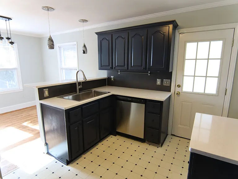 1058 Eastwood Dr — Photo 4