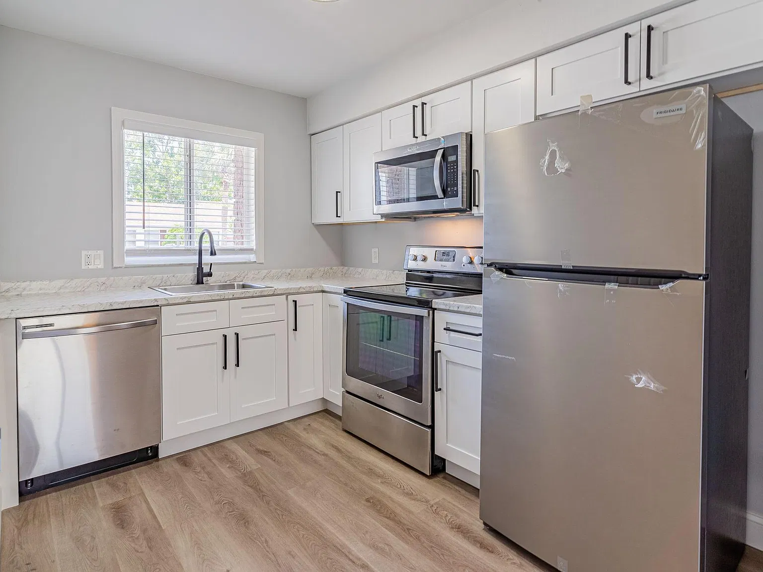 2 bed, 888 sqft, $1,500 — Photo 3