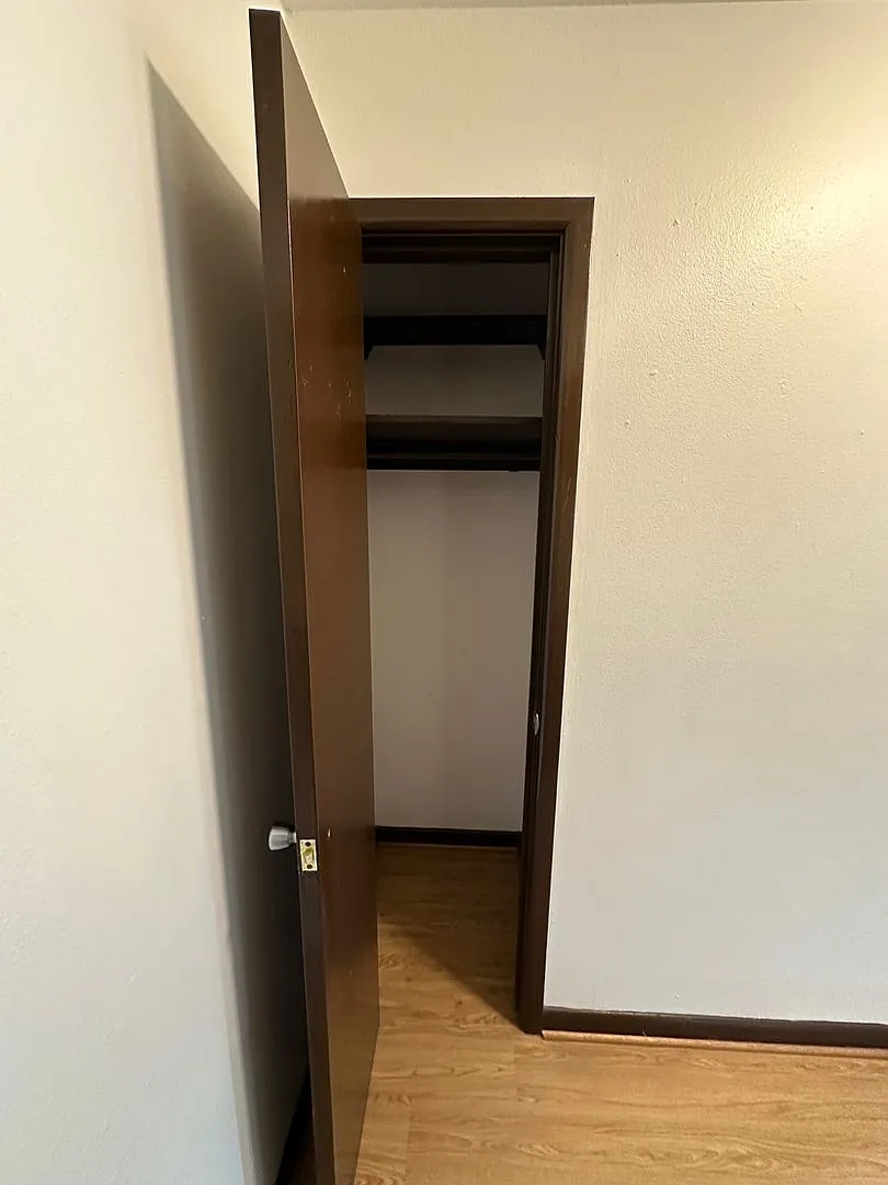 2910 Bolivar Apts — Photo 3