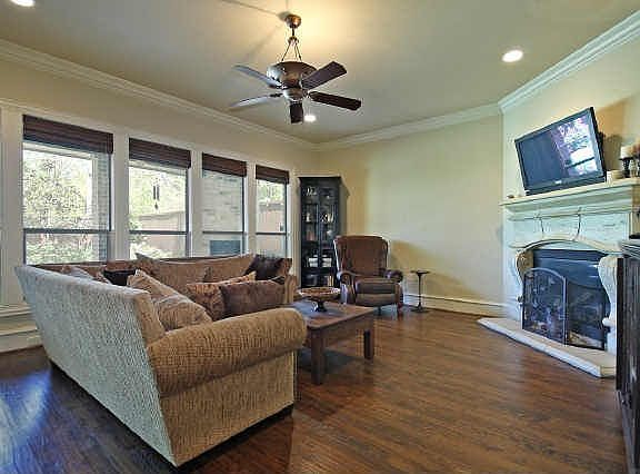 4th image of 6159 Belmont Ave