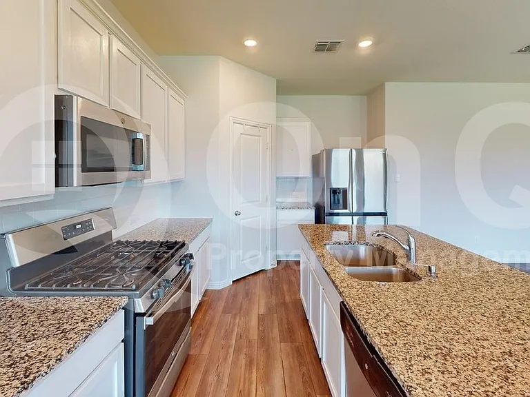2402 Buchanan Ln — Photo 5