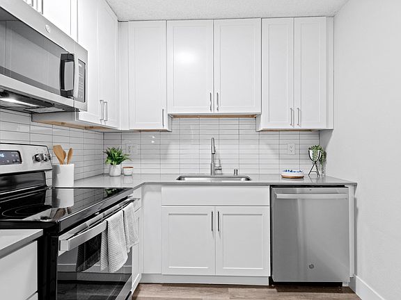 Modern Kitchen with Stainless Steel Appliances at Veranda La Mesa Apartments in La Mesa, CA 91942