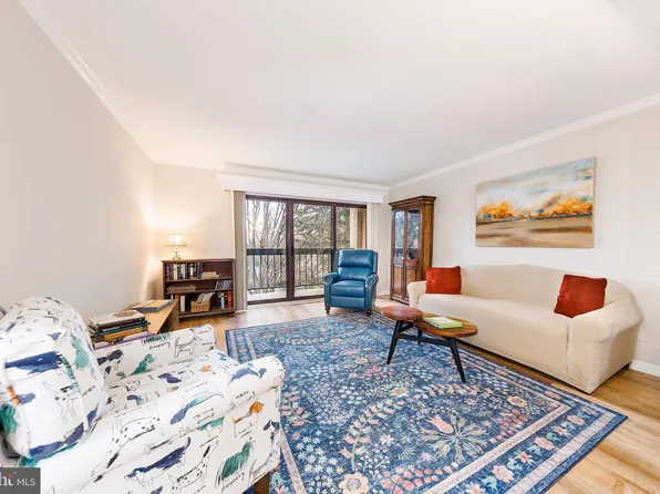 801 N Howard St APT 303, Alexandria, VA 22304