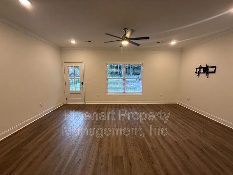 3 bed, 2.0 bath, 1359 sqft, $1,950 — Photo 3