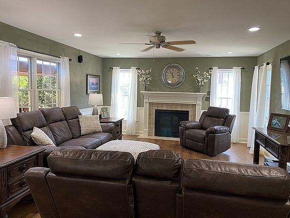Family Room w/Gas Fireplace