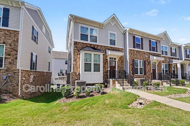 3 bed, 2.5 bath, 1742 sqft, $2,300 — Photo 1