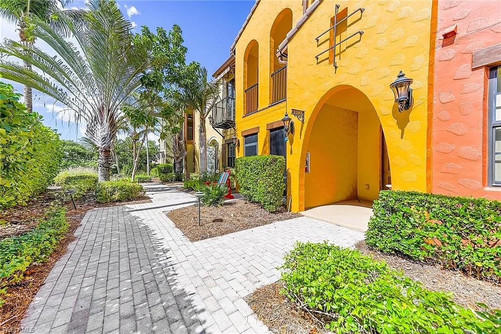3 bed, 2.0 bath, 1771 sqft, $2,200 — Photo 2