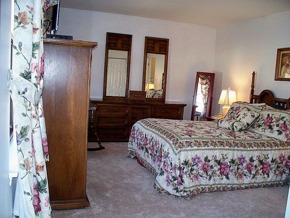 Main Bedroom, Lots of Closets