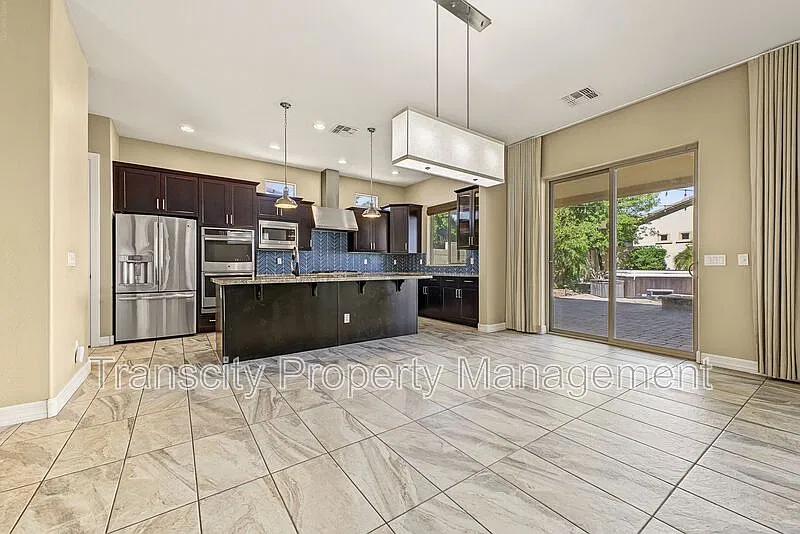 3 bed, 3.0 bath, 2772 sqft, $3,300 — Photo 3