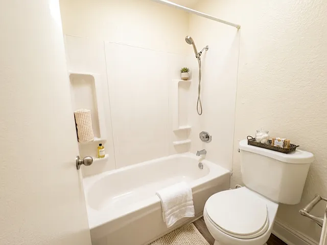 Amberwood Apartments — Photo 9