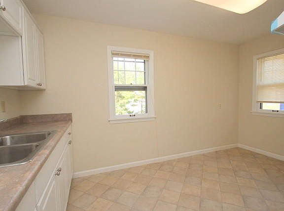 4th image of 3126 E Ave