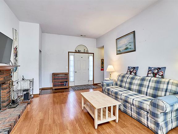 3rd image of 205 Brower Ln
