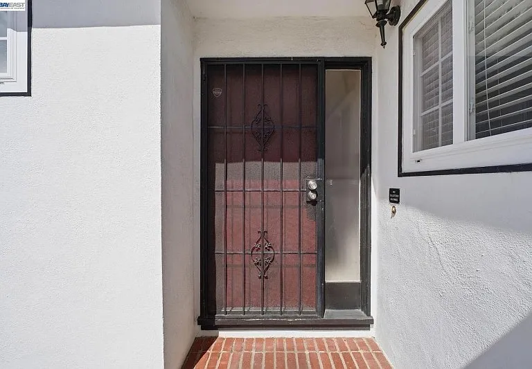 930 Castle St — Photo 2