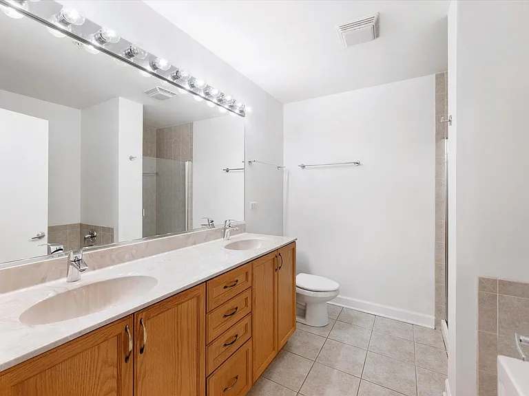 451 W Huron St #703 — Photo 17