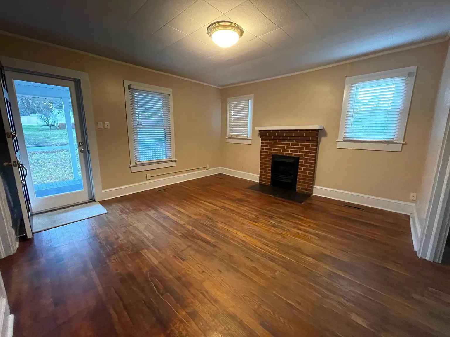 1841 Willora St — Photo 3