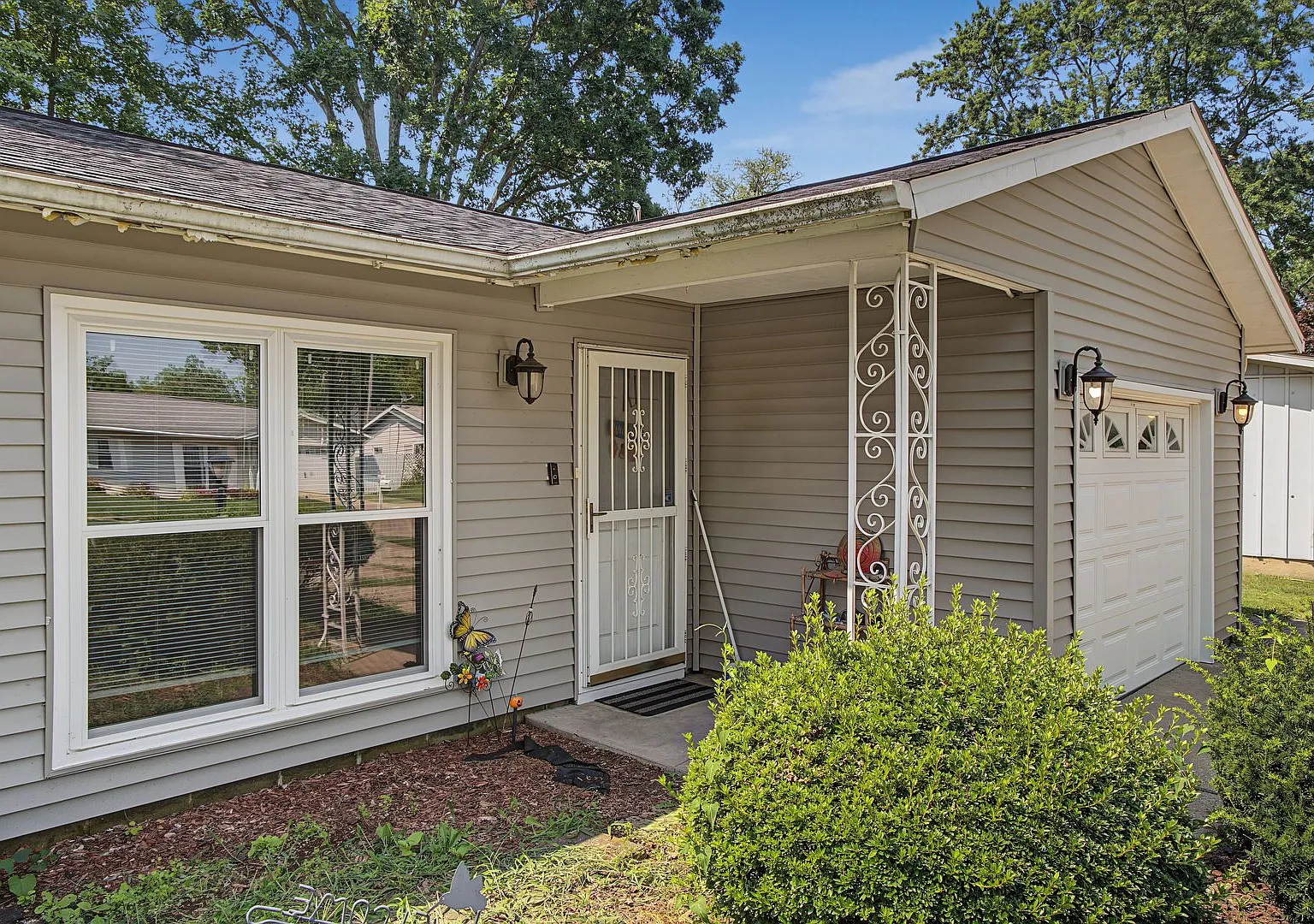 Charming 3-Bedroom Ranch with Attached Garage & Spacious Backyard in Southwest Champaign! — Photo 1